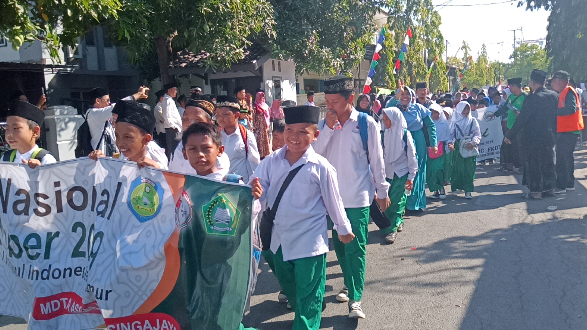 santri-santri-di-kabupaten-indramayu-saat-melakukan-pawai-taaruf.jpg