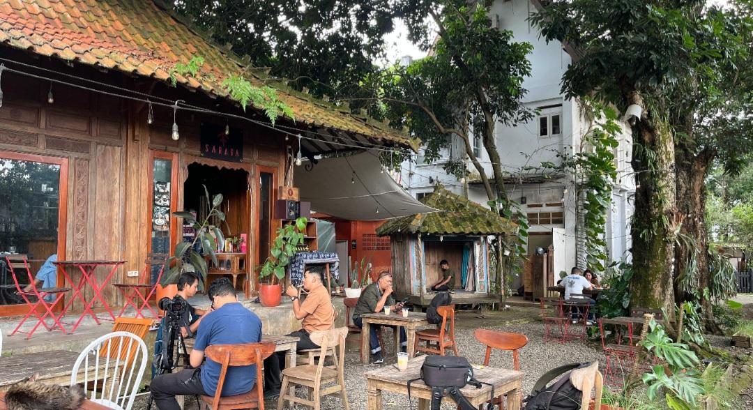 saraga-coffe-tempat-ngopi-dengan-susasan-hijau.jpg