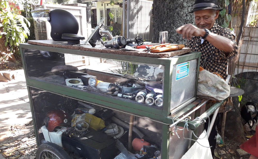 sarwan-wijaya-kakek-berusia-94-tahun-yang-masih-berjualan-barang-bekas_20170803_204303.jpg