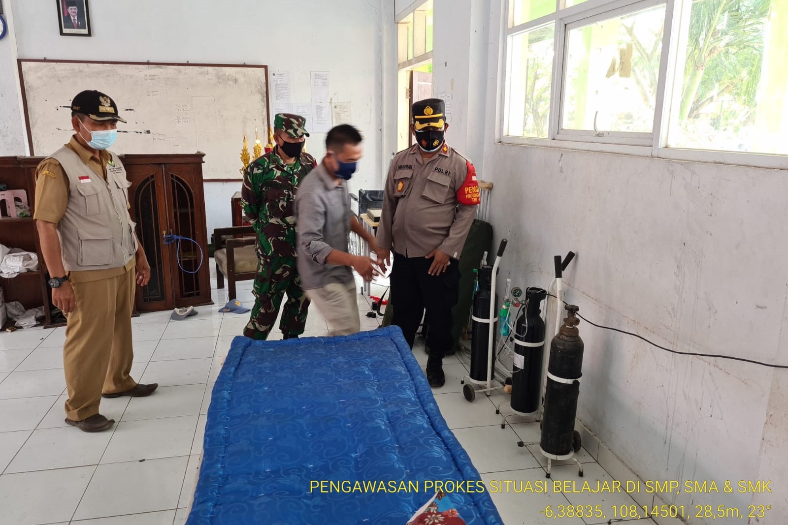 satgas-kecamatan-losarang-saat-melakukan-monitoring-sekolah.jpg