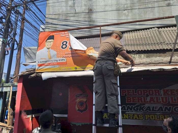 satpol-pp-mecopot-baliho-partai-dan-caleg.jpg