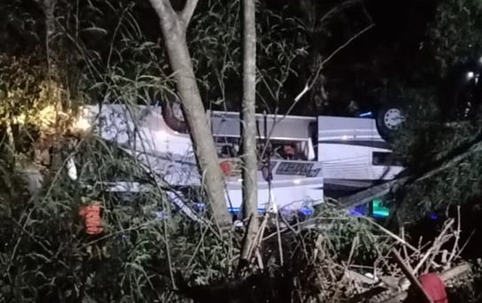 satu-bus-pariwisata-mengalami-kecelakaan-tunggal-di-jalan-raya-wado-malangbong.jpg