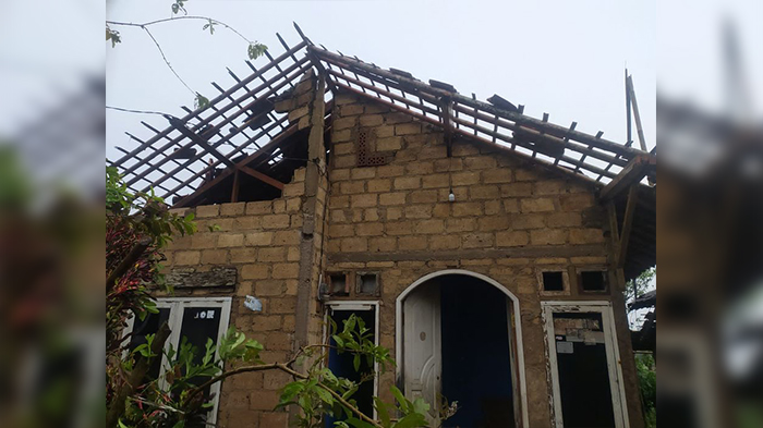 satu-dari-90-rumah-rusak-akibat-angin-puting-beliung-di-kampung-sinagarkolot.jpg