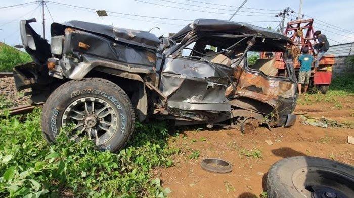 Mobil Tersambar Kereta Api di Perlintasan Tanpa Palang, 4 Orang Meninggal