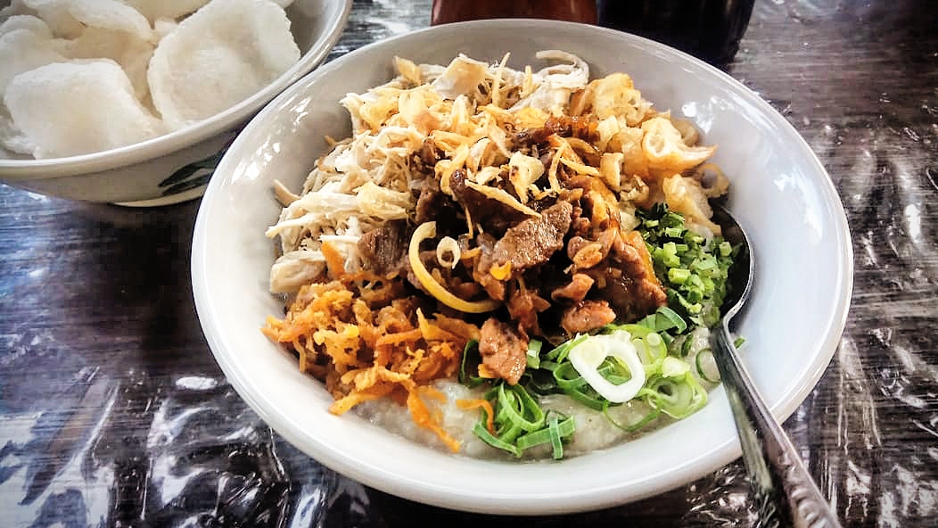 satu-porsi-komplit-bubur-ayam-bulgogi-khas-bubur-ayam-mustofa.jpg