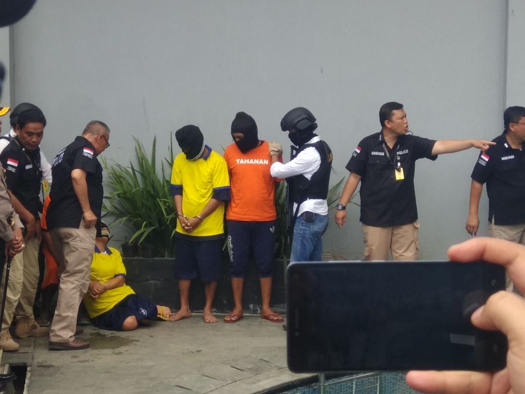 satu-tersangka-kasus-minumankerasyang-menewaskan-45-orang-di-kabupaten-bandung_20180419_122255.jpg