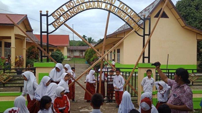 Siswa dan Guru di SD Ini Tak Bisa Belajar Seperti Biasa, Gerbang Sekolah Dipalang Papan Kayu