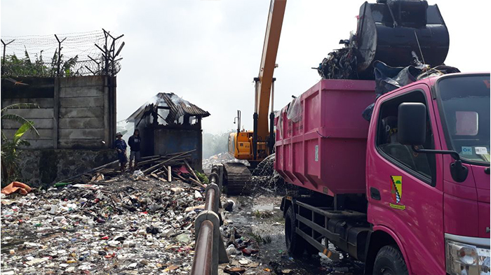 sebuah-backhoe-tampak-tengah-mengangkat-sampah-kiriman-dari-aliran-sungai-citepus_20180304_121551.jpg