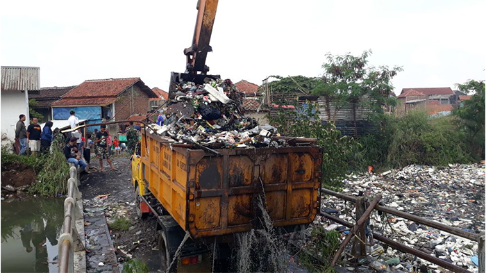 sebuah-backhoe-tampak-tengah-mengangkat-sampah-kiriman-dari-aliran-sungai-citepus_20180304_121629.jpg