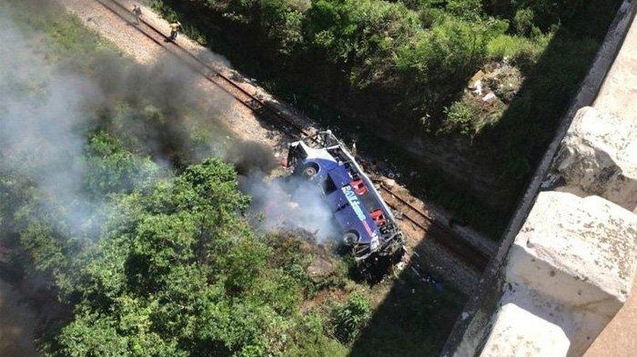 KECELAKAN SIANG TADI, Bus Terjun dari Jembatan Sedalam 15 Meter, 10 Orang Dilaporkan Tewas