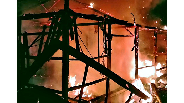 sebuah-rumah-ludes-terbakar-di-kampung-tegal-deeng.jpg