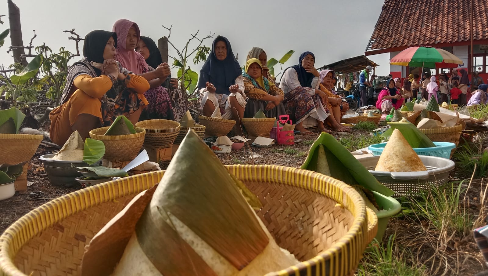 sedekah-bumi-yang-digelar-warga-di-desa-kedokan-bunder-wetan.jpg