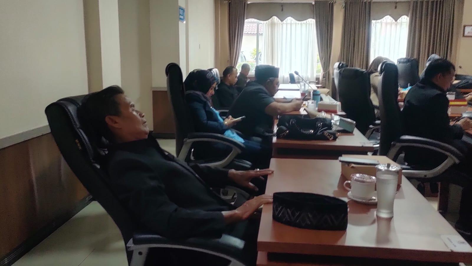 sejumlah-anggota-DPRD-Kabupaten-Pangandaran-yang-tertidur.jpg