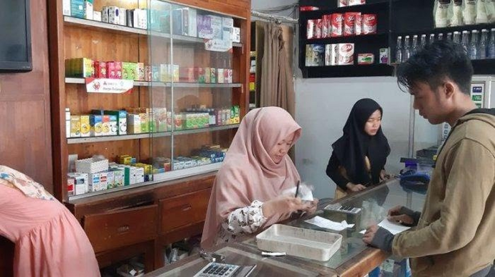 sejumlah-apotek-di-bandung-terpantau-telah-mulai-tak-melayani-pembelian-obat-jenis-sirup.jpg