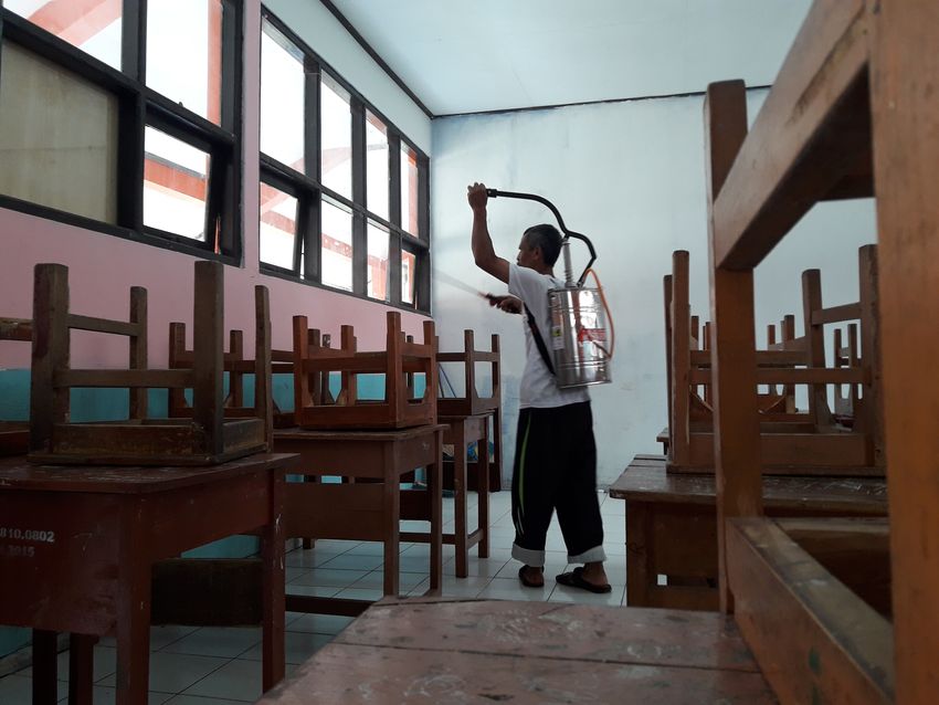 sejumlah-bangunan-sekolah-di-kabupaten-sumedang-disemprot-disinfektan.jpg