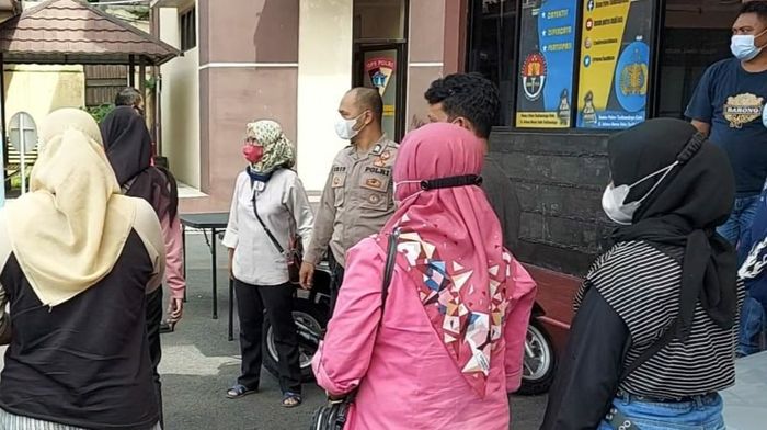 sejumlah-korban-bersiap-masuk-ke-ruang-satreskrim-polres-tasikmalaya-kota-jumat-712022.jpg