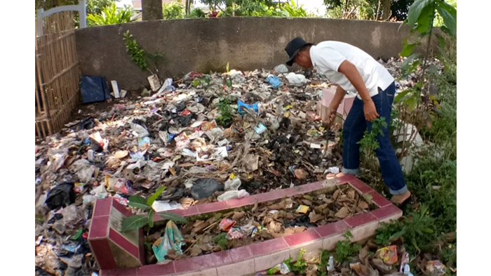 sejumlah-makam-tertimbun-sampah.jpg