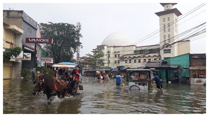 4 Fakta Banjir Dayeuhkolot, Mengais Rezeki di Tengah Banjir hingga Sulit Belanja