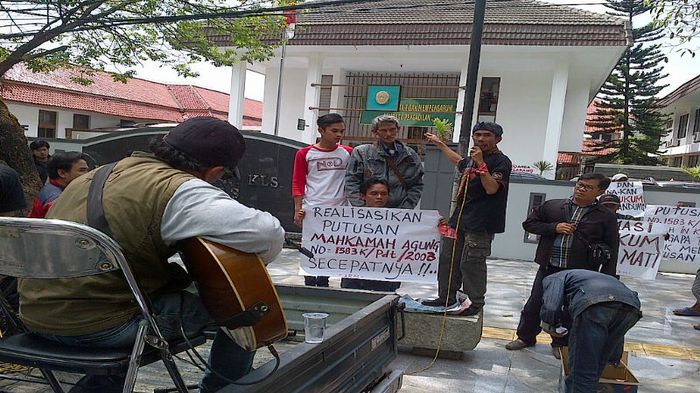 sejumlah-orang-berunjukrasa-di-pn-bandung_20151110_124934.jpg