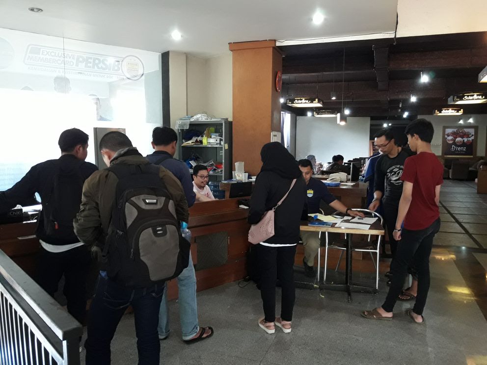 Persib Menang, Gerai Persib Bandung Ramai Didatangi Bobotoh Pesan Jersi