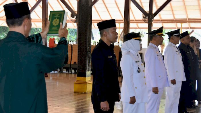 sejumlah-pejabat-saat-dilantik-dan-diambil-sumpah-jabatannya-di-pendopo-bupati-cirebon.jpg