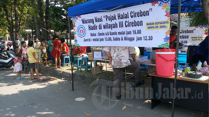 sejumlah-pengunjung-saat-menyantap-makanan-di-warung-nasi-pojok-halal-cirebon_20180504_154537.jpg