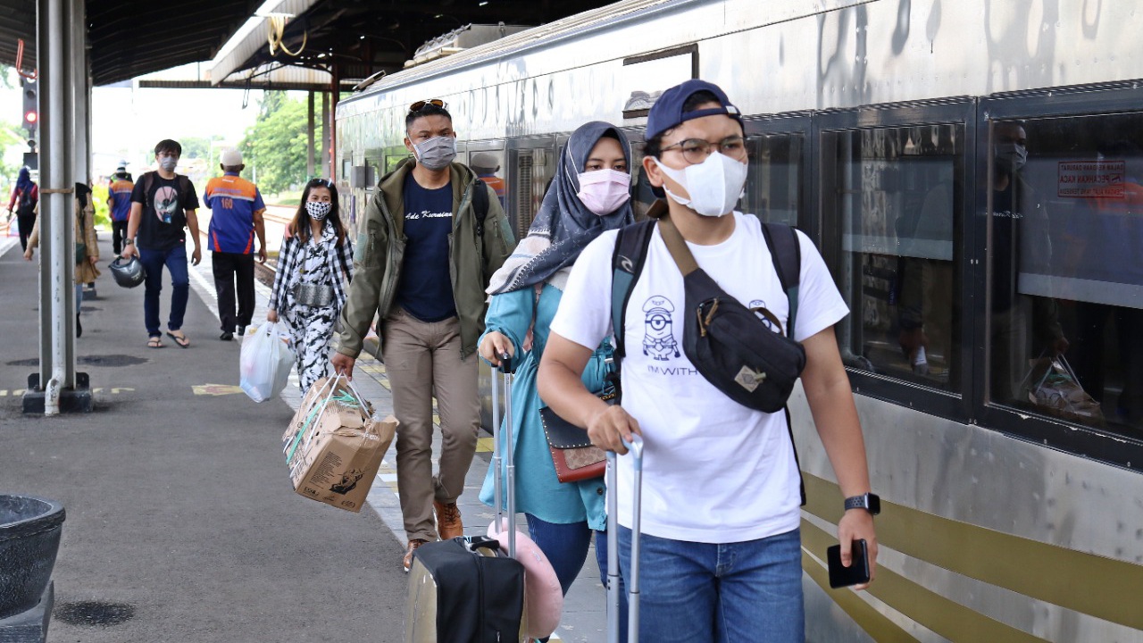 sejumlah-penumpang-saat-turun-dari-kereta-api-di-stasiun-cirebon-senin-7122020.jpg