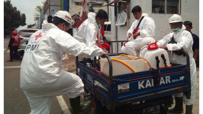 sejumlah-petugas-pmi-kota-sukabumi-semprotkan-disinfektan.jpg