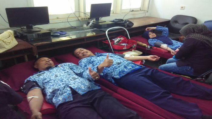 sejumlah-pns-garut-tengah-donor-darah_20150917_170617.jpg