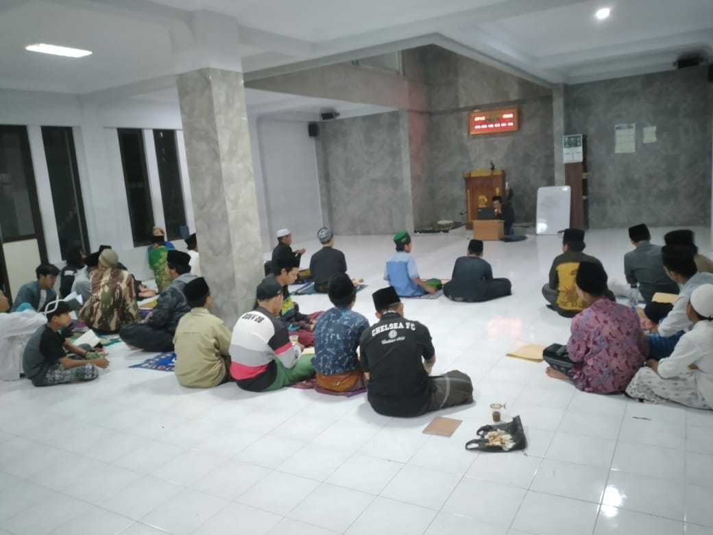 sejumlah-santri-pesanten-pulosari-di-kampung-pulosari-desa-cijolang-kecamatan-limbangan.jpg