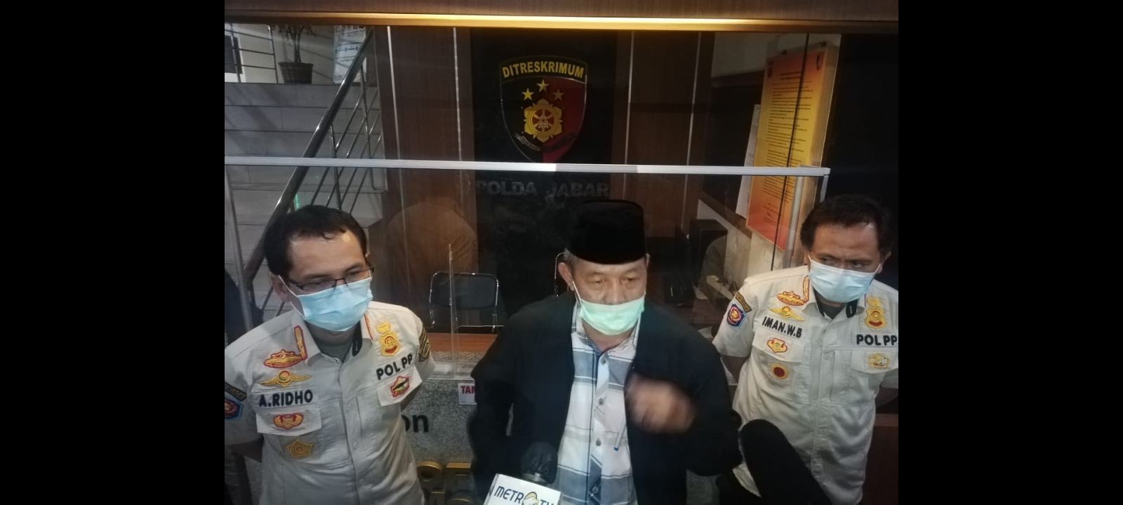 sekda-bogor-burhanudin-keluar-dari-gedung-ditreskrimum-polda-jabar.jpg