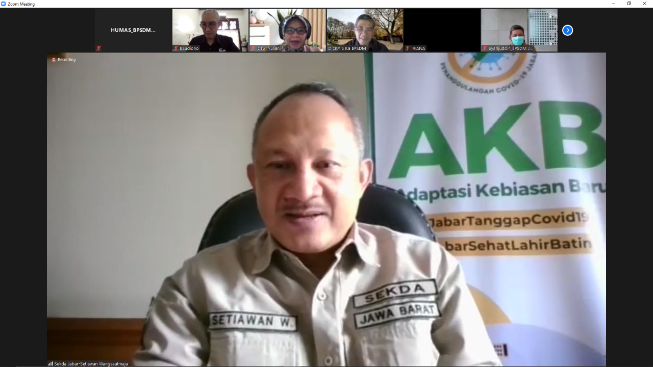 sekda-jabar-setiawan-wangsaatmaja-memberi-kata-pengantar.jpg