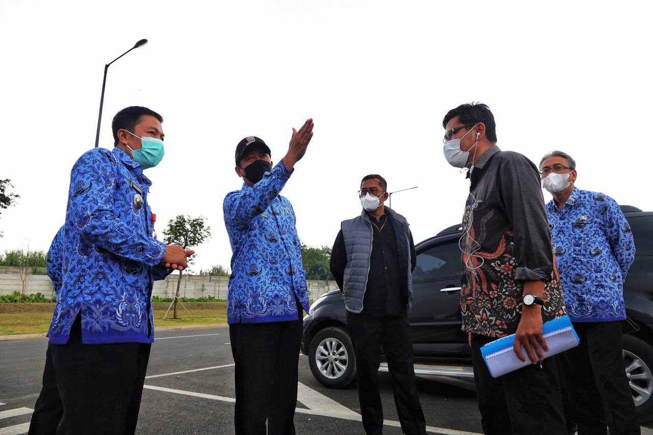 sekda-kota-bandung-ema-sumarna-saat-meninjau-exit-tol-km-149-gedebage.jpg