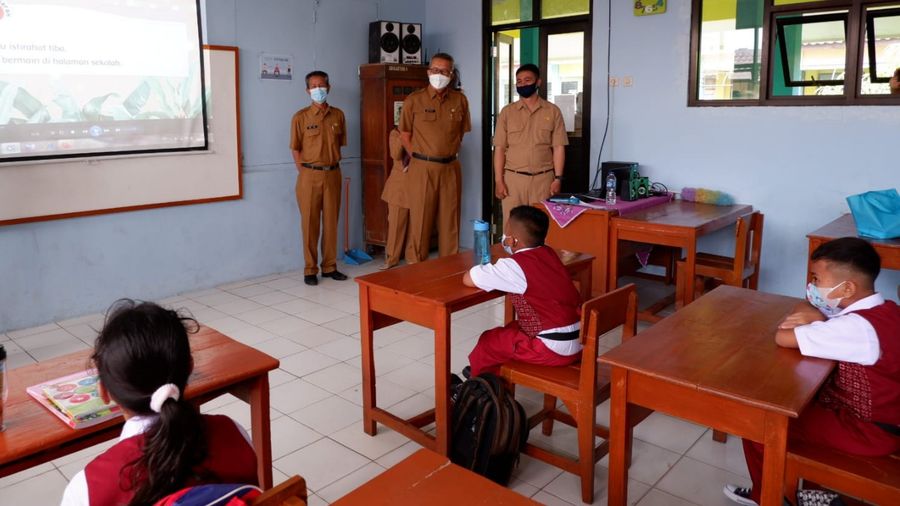 sekda-kota-cirebonagus-mulyadi-kedua-kanan-saat-memantau-ptm-di-sd-kartini.jpg