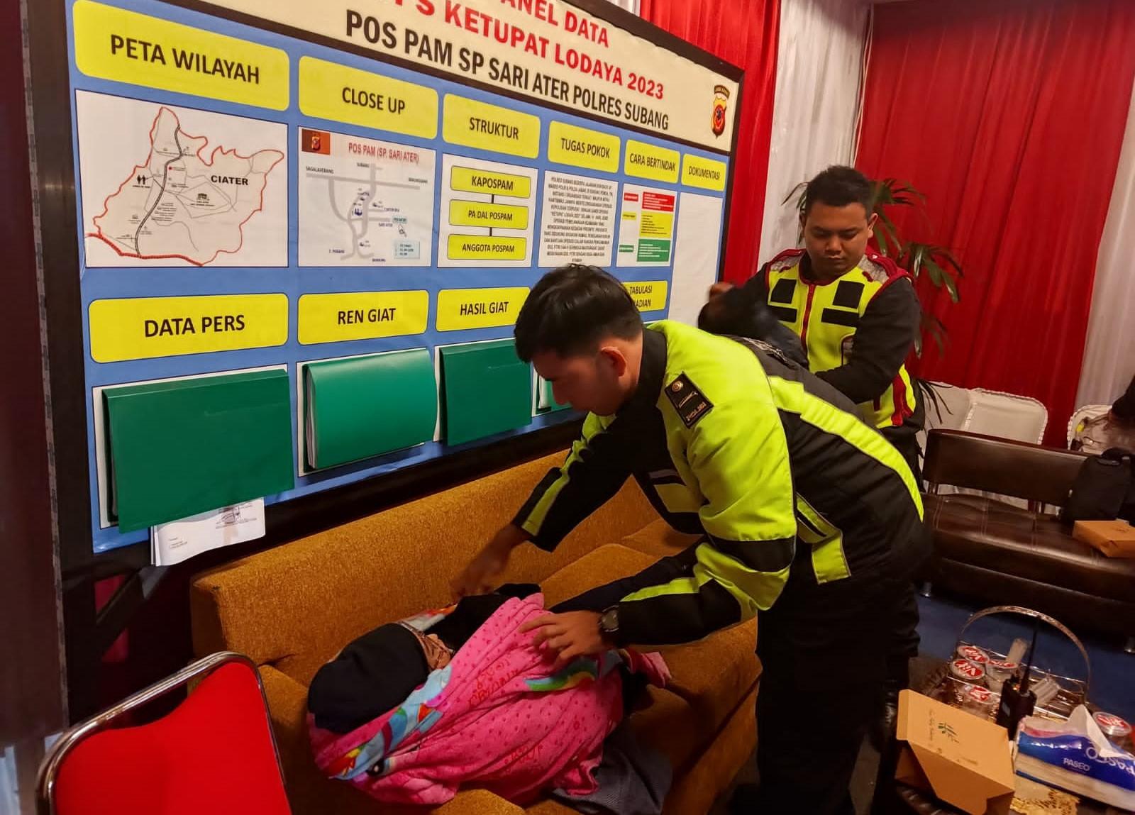 Wisatawan Pingsan, Anggota Polres Subang Sigap Lakukan Pertolongan Pertama Lalu Dibawa ke Puskesmas