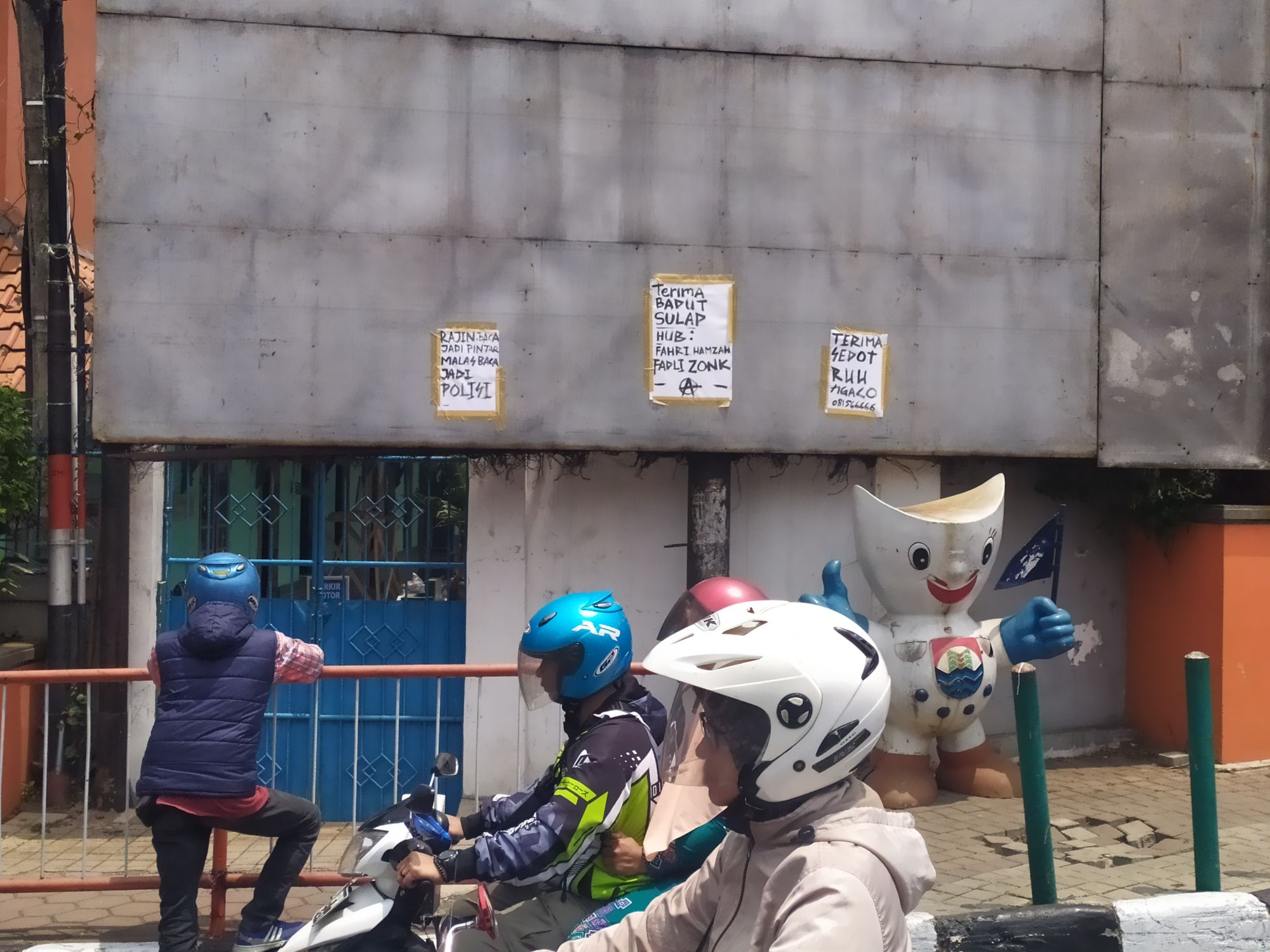 Selebaran Kritikan kepada Pemerintah, Polisi & DPR Bertebaran di Cimahi, Ada Huruf A Dalam Lingkaran