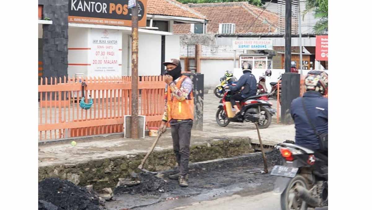 Ada Ibu-ibu Tercebur dan Nyaris Terseret Arus Deras, Selokan di Depan Kantor Pos Padalarang Dikeruk
