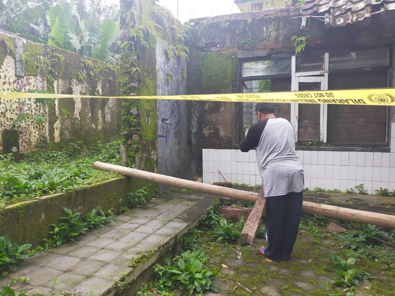semburan-asap-yang-keluar-dari-dalam-tanah-disertai-suara-seperti-air-mendidih.jpg