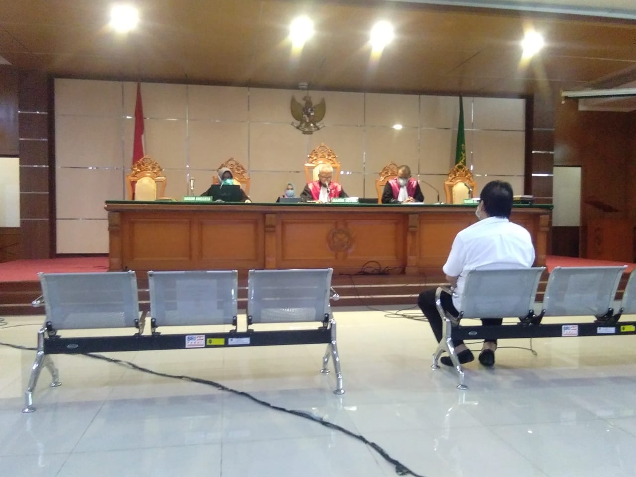 sempat-bebas-dari-tahanan-herry-nurhayat-terdakwa-korupsi-rth-kota-bandung-hadir-di-pengadilan.jpg