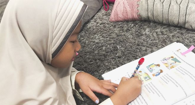 seorang-anak-mengerjakan-soal-yang-diiberikan-gurunya-saat-pembelajaran-jarak-jauh.jpg