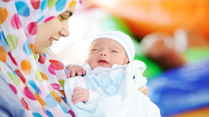seorang-ibu-berhijab-tengah-memangku-anaknya_20160816_183300.jpg