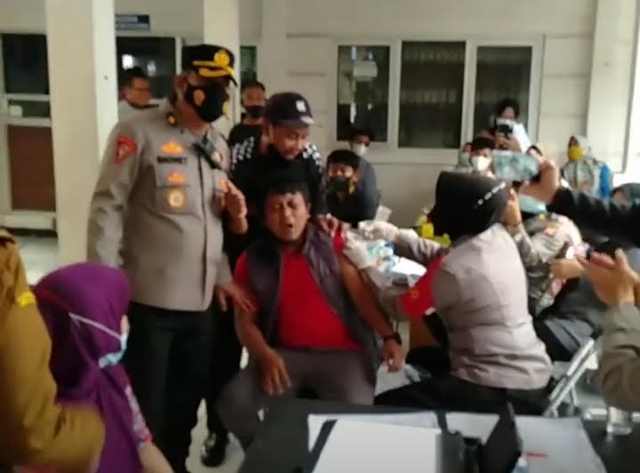 seorang-lelaki-disuntik-vaksin-covid-19-di-kantor-samsat-kota-tasikmalaya.jpg