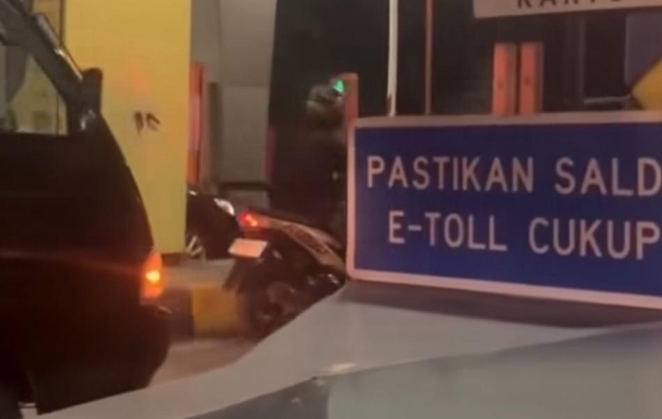 seorang-pengendara-motor-viral-terekam-masuk-Tol-Pasirkoja.jpg