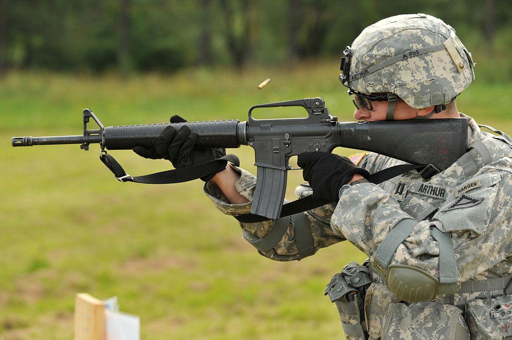 seorang-tentara-menggunakan-senapan-m16.jpg