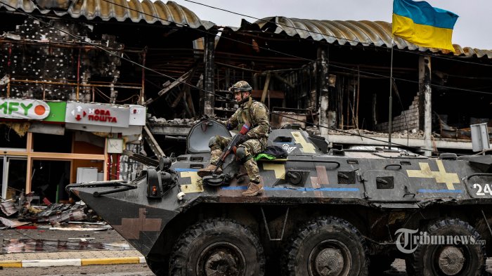 seorang-tentara-ukraina-berpatroli-dengan-kendaraan-lapis-baja.jpg