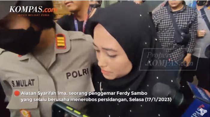 seorang-wanita-penggemar-fanatic-ferdy-sambo-bikin-heboh-di-ruang-sidang.jpg