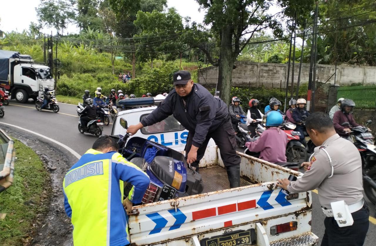 sepeda-motor-vespa-yang-terlibat-kecelakaan-lalu-lintas-di-turunan-Sanur.jpg