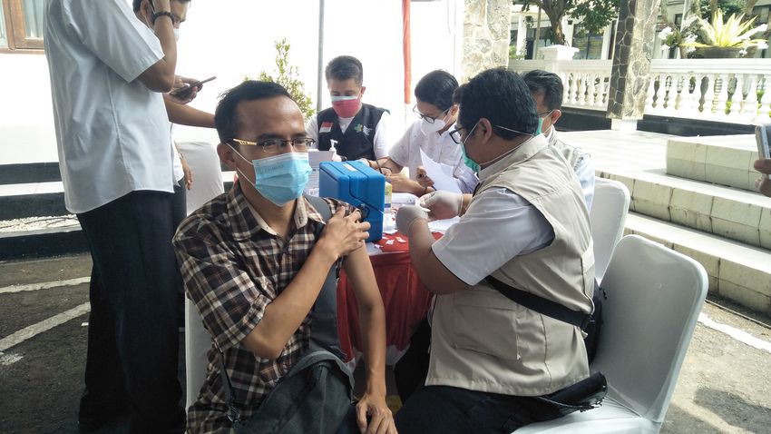 setelah-disuntik-vaksin-covid-19-loper-koran-di-kota-sukabumi-ini-demam-dan-alami-halusinasi.jpg
