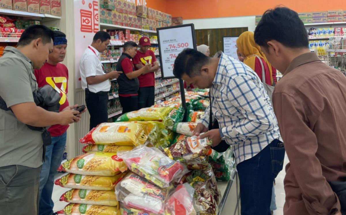 Waspada Beras Oplosan, Polisi Ambil Sampel Beras di Pasar dan Minimarket di Purwakarta