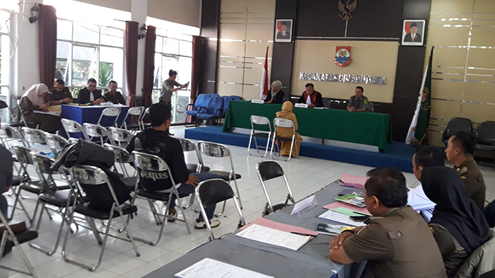sidang-tipiring-pelanggar-perda-di-kantor-kecamatan-cimahi-utara-senin-1382018_20180813_144336.jpg